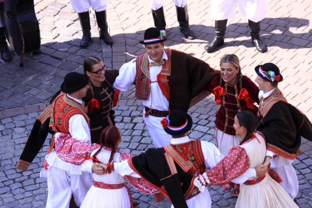 Barwny korowód na początek festiwalu