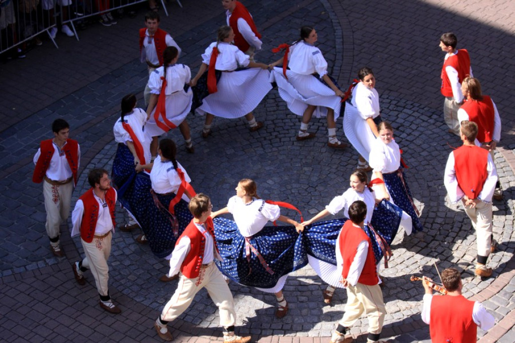Barwny korowód na początek festiwalu