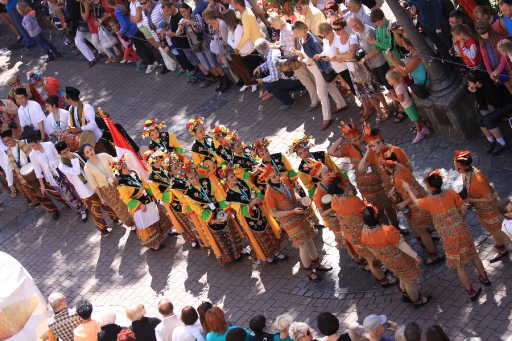 Barwny korowód na początek festiwalu