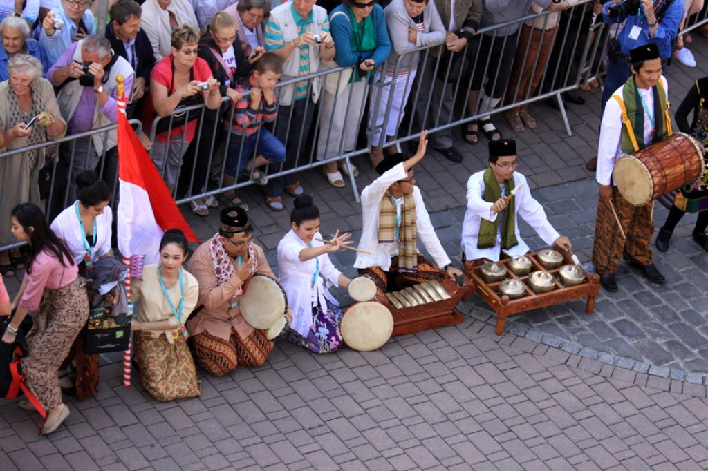 Barwny korowód na początek festiwalu