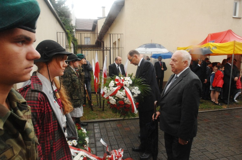 Nowy Targ: Uroczystości pod parasolami
