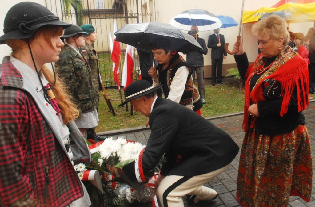 Nowy Targ: Uroczystości pod parasolami