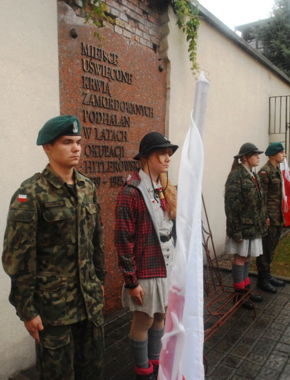 Nowy Targ: Uroczystości pod parasolami