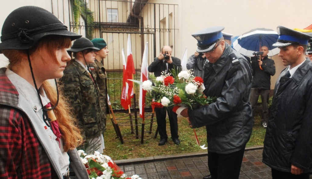 Nowy Targ: Uroczystości pod parasolami