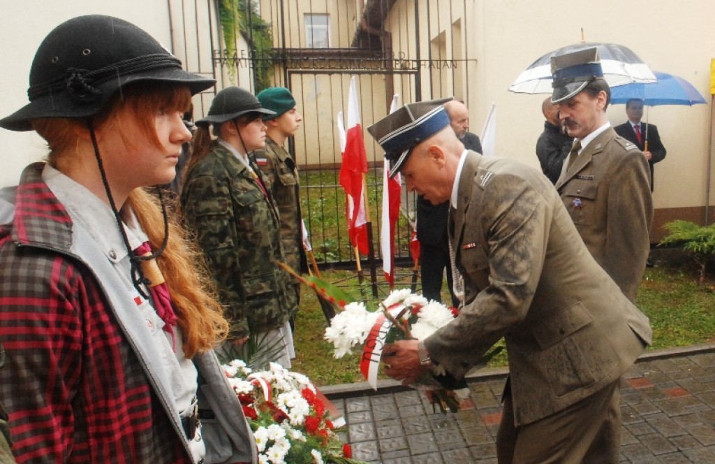 Nowy Targ: Uroczystości pod parasolami