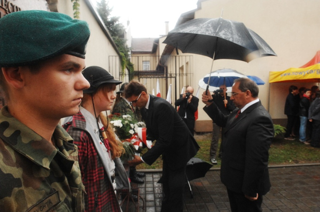 Nowy Targ: Uroczystości pod parasolami
