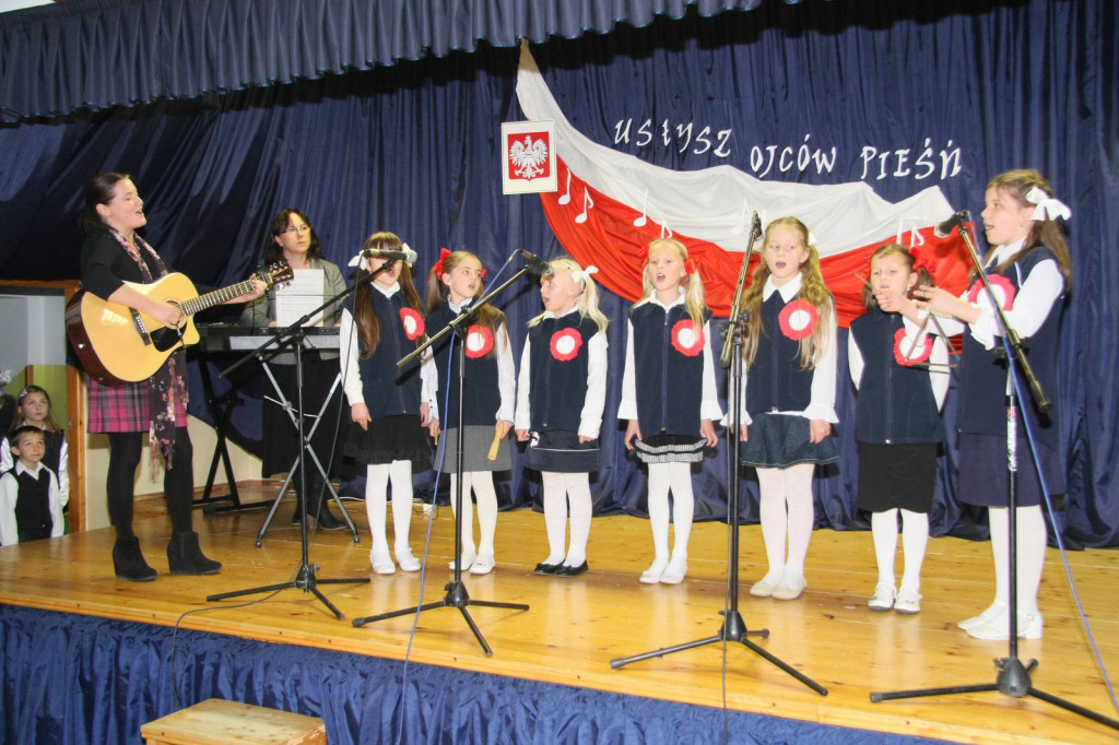 Patriotyczne śpiewanie w Odrowążu