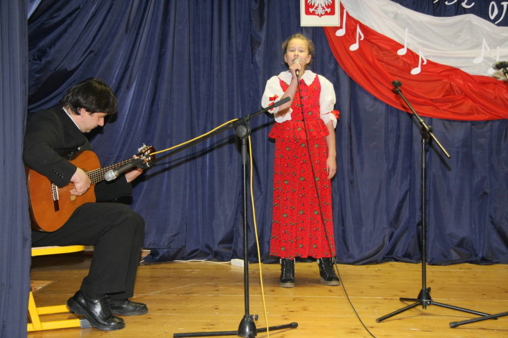 Patriotyczne śpiewanie w Odrowążu