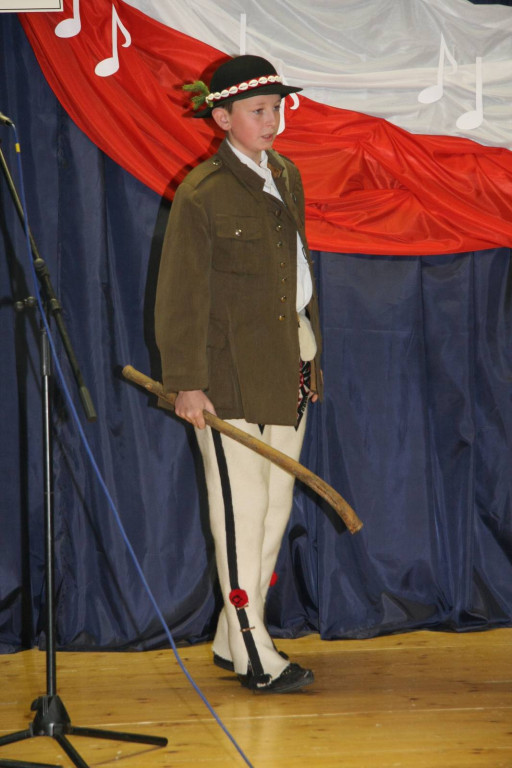 Patriotyczne śpiewanie w Odrowążu
