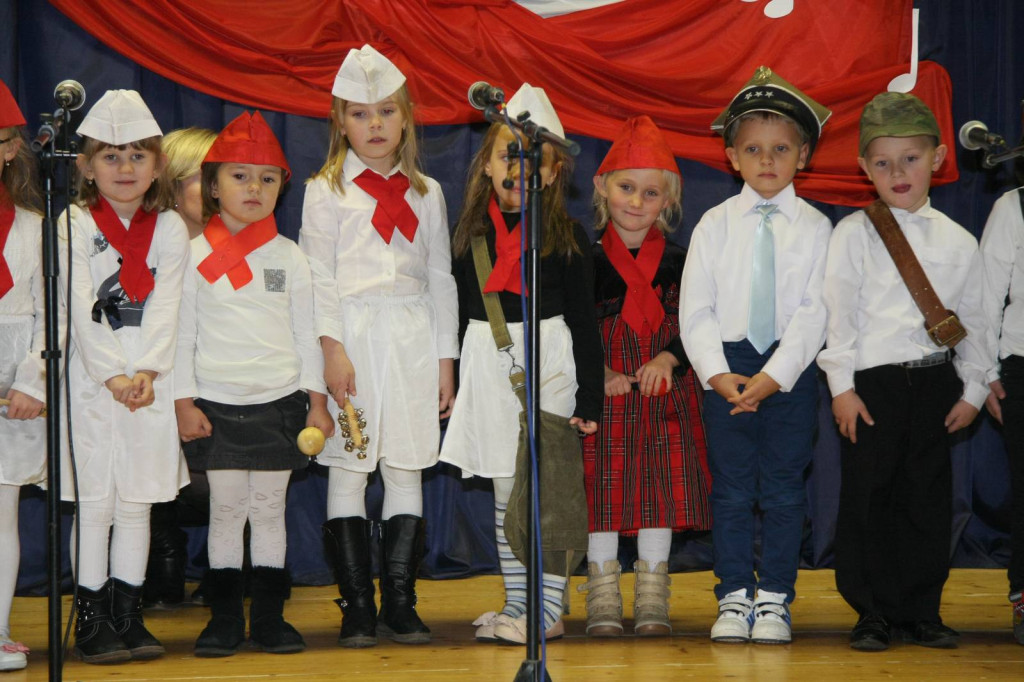 Patriotyczne śpiewanie w Odrowążu