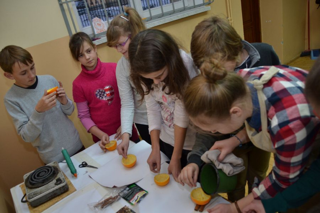 Warsztaty dekoracji świątecznych w Pyzówce