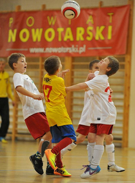 Nowy Targ: I Mikołajkowy Turniej w Piłce Halowej żaków i orlików