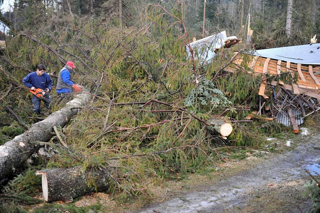 Halny pod Giewontem. Trwa porządkowanie po wichurze