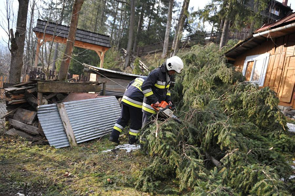 Halny pod Giewontem. Trwa porządkowanie po wichurze