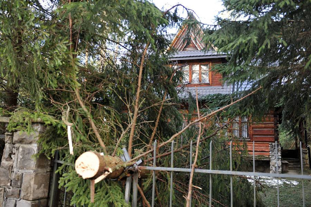 Halny pod Giewontem. Trwa porządkowanie po wichurze