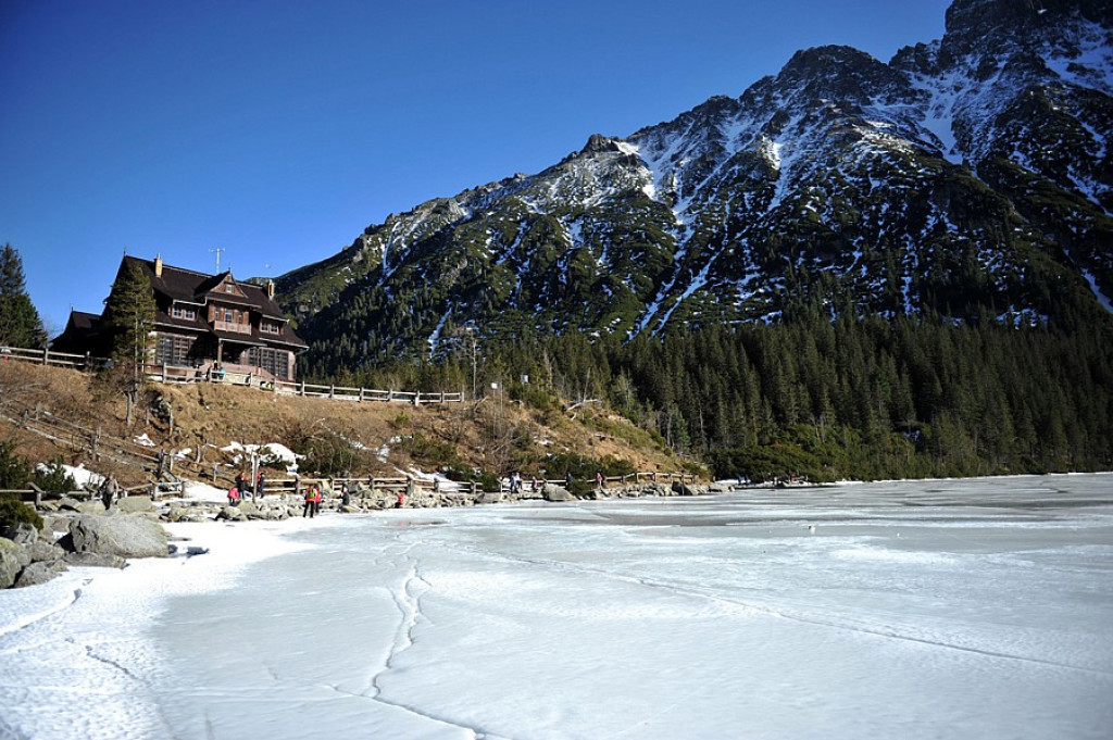 Morskie Oko na początku lutego. Zima czy wiosna?