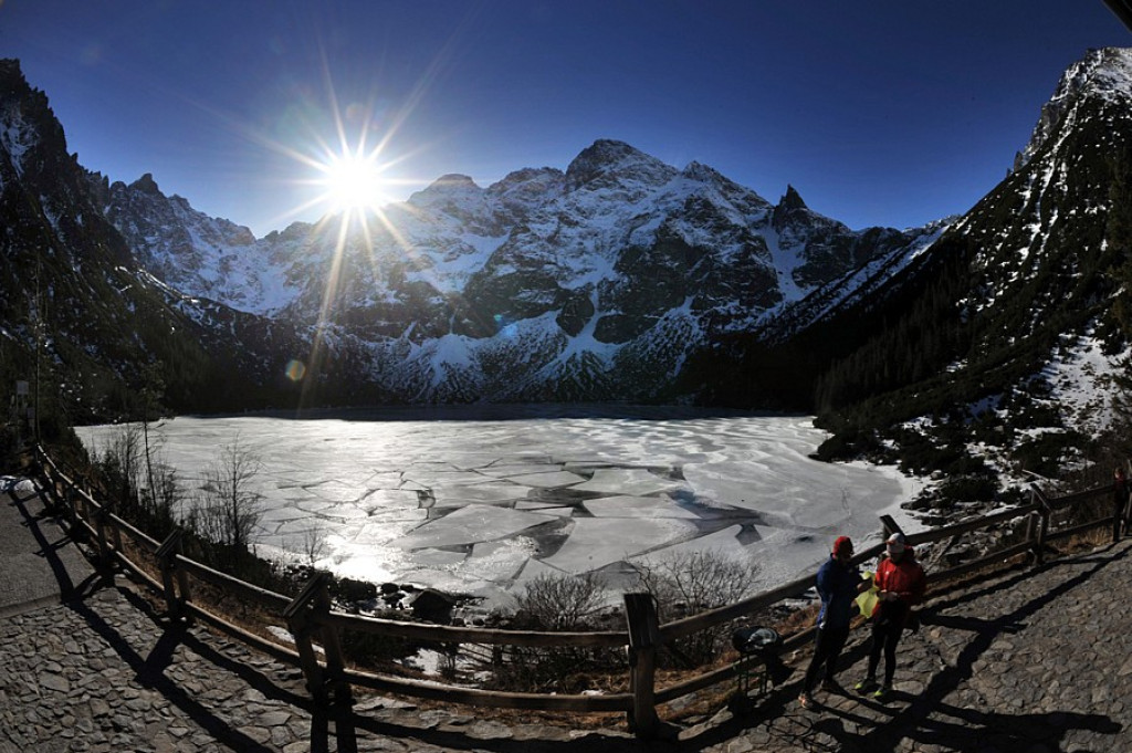 Morskie Oko na początku lutego. Zima czy wiosna?