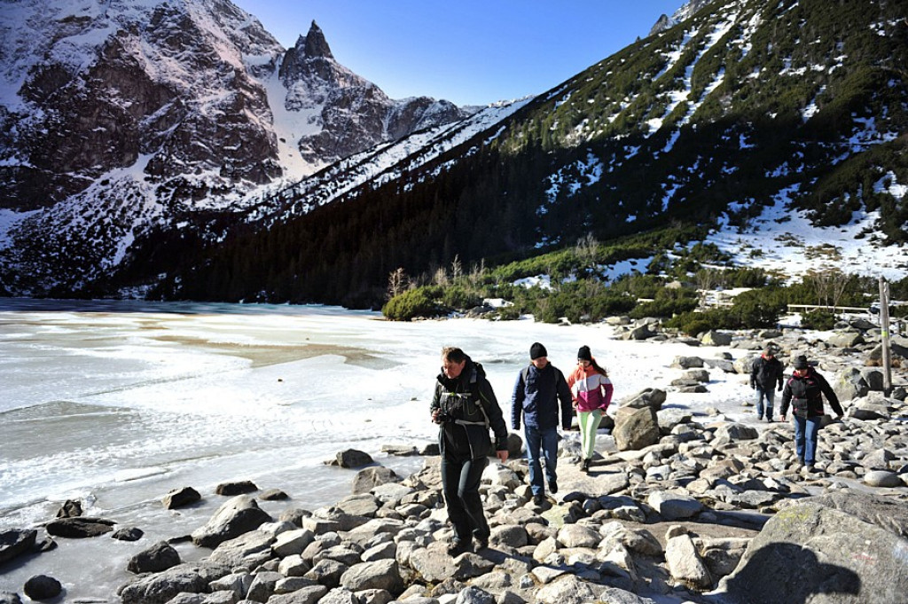Morskie Oko na początku lutego. Zima czy wiosna?