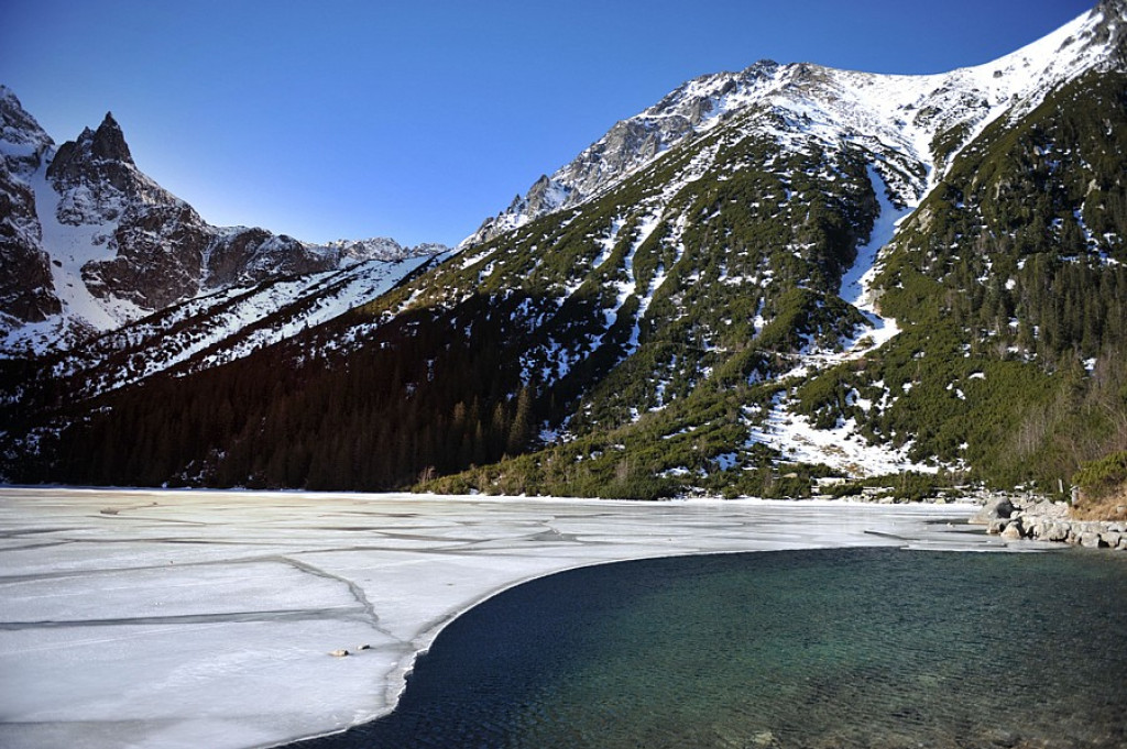 Morskie Oko na początku lutego. Zima czy wiosna?