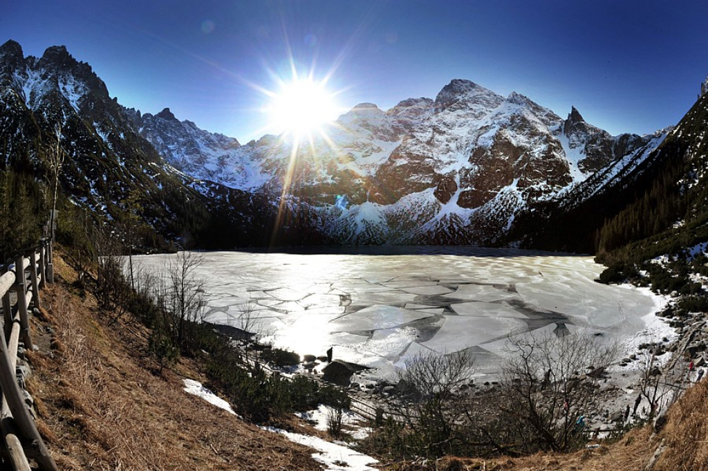 Morskie Oko na początku lutego. Zima czy wiosna?