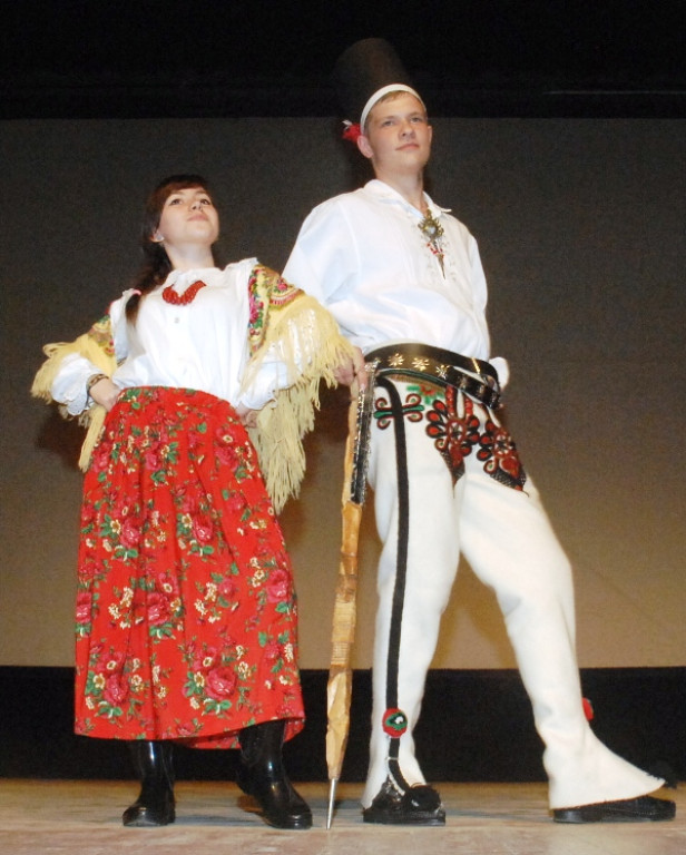 Nowotarski „Sokół” na scenie MOK. Piękne stroje, piękne modelki