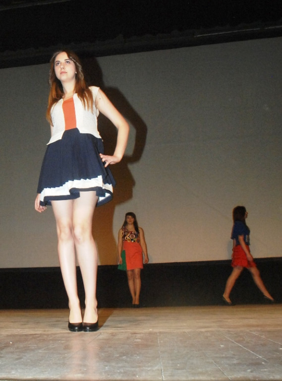 Nowotarski „Sokół” na scenie MOK. Piękne stroje, piękne modelki