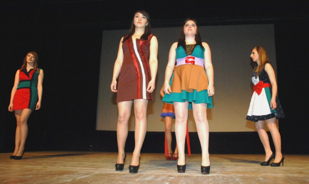 Nowotarski „Sokół” na scenie MOK. Piękne stroje, piękne modelki