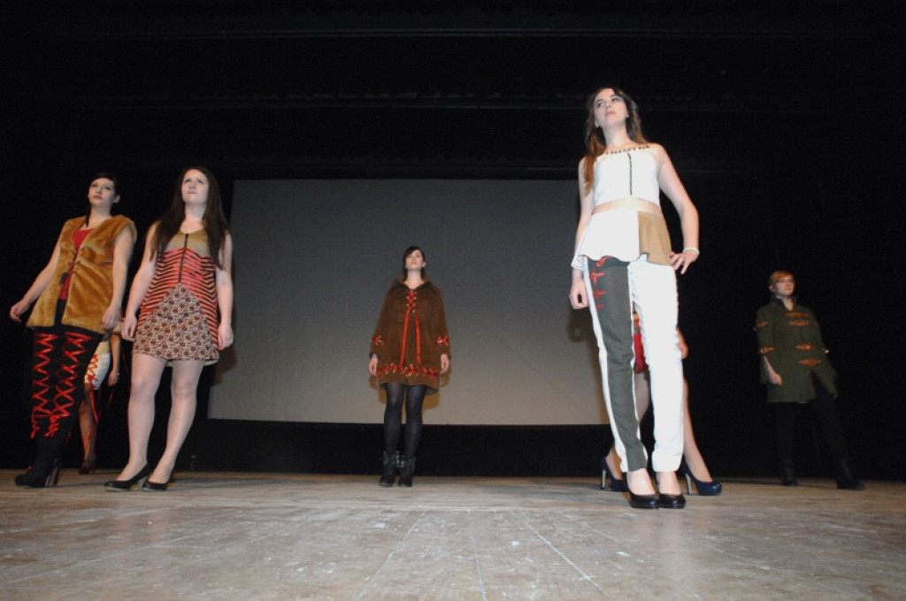 Nowotarski „Sokół” na scenie MOK. Piękne stroje, piękne modelki
