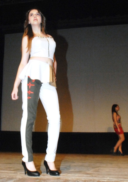 Nowotarski „Sokół” na scenie MOK. Piękne stroje, piękne modelki