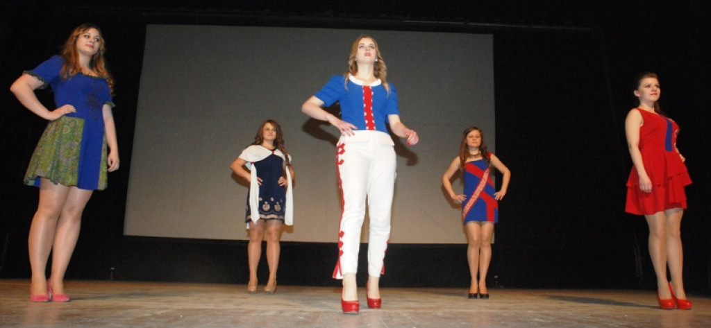 Nowotarski „Sokół” na scenie MOK. Piękne stroje, piękne modelki
