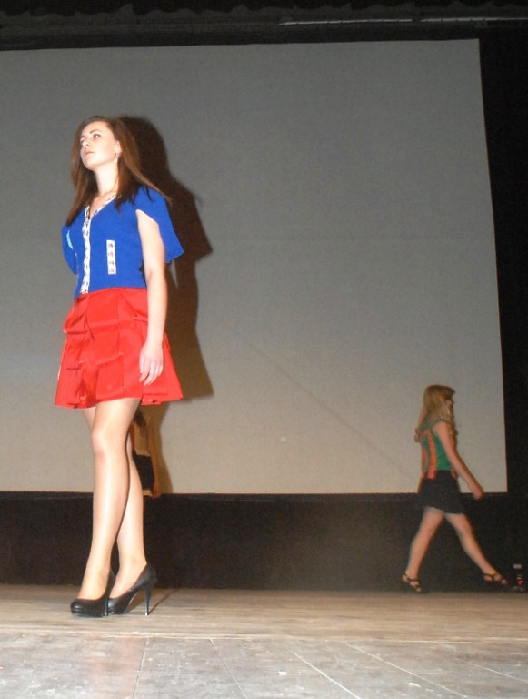 Nowotarski „Sokół” na scenie MOK. Piękne stroje, piękne modelki