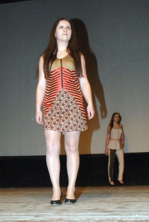 Nowotarski „Sokół” na scenie MOK. Piękne stroje, piękne modelki