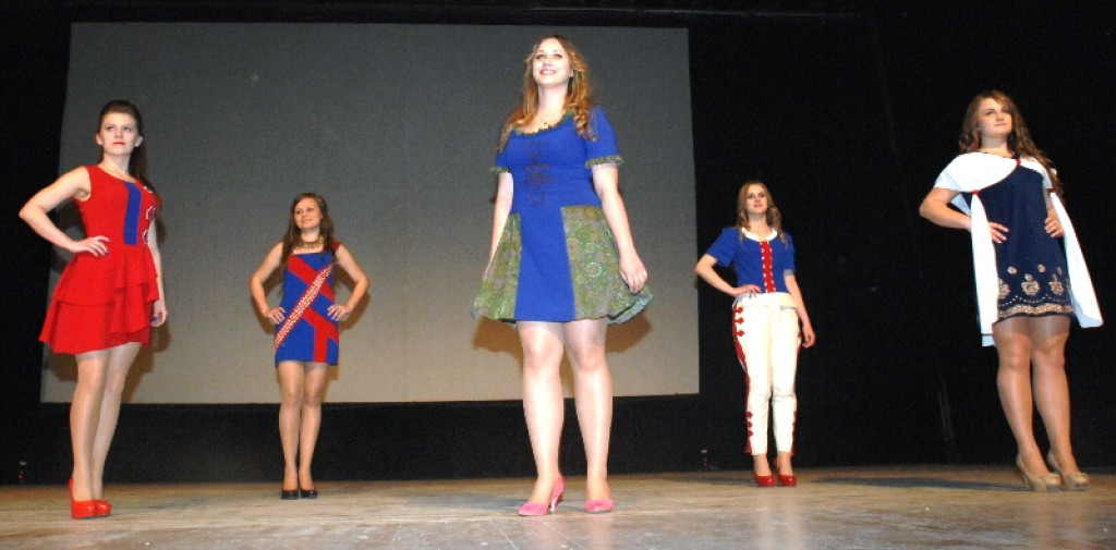 Nowotarski „Sokół” na scenie MOK. Piękne stroje, piękne modelki