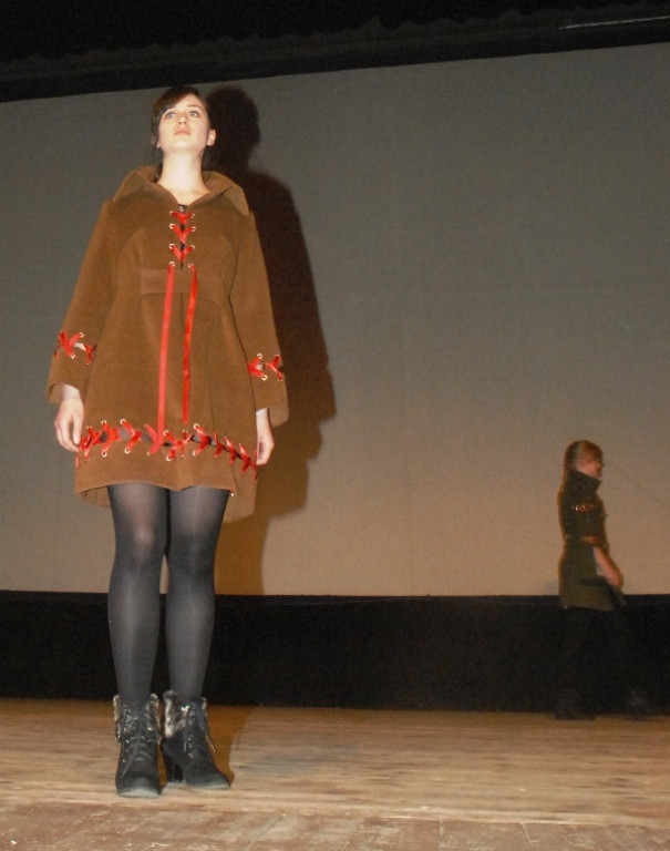 Nowotarski „Sokół” na scenie MOK. Piękne stroje, piękne modelki