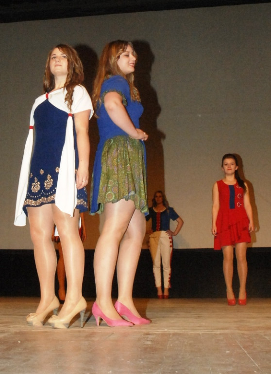 Nowotarski „Sokół” na scenie MOK. Piękne stroje, piękne modelki