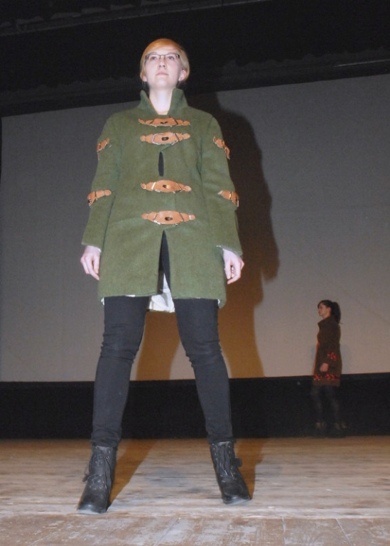 Nowotarski „Sokół” na scenie MOK. Piękne stroje, piękne modelki