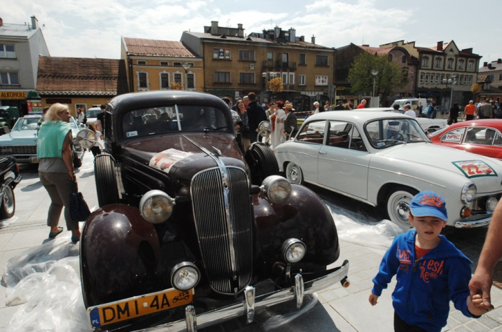 Zabytkowe samochody na nowotarskim rynku