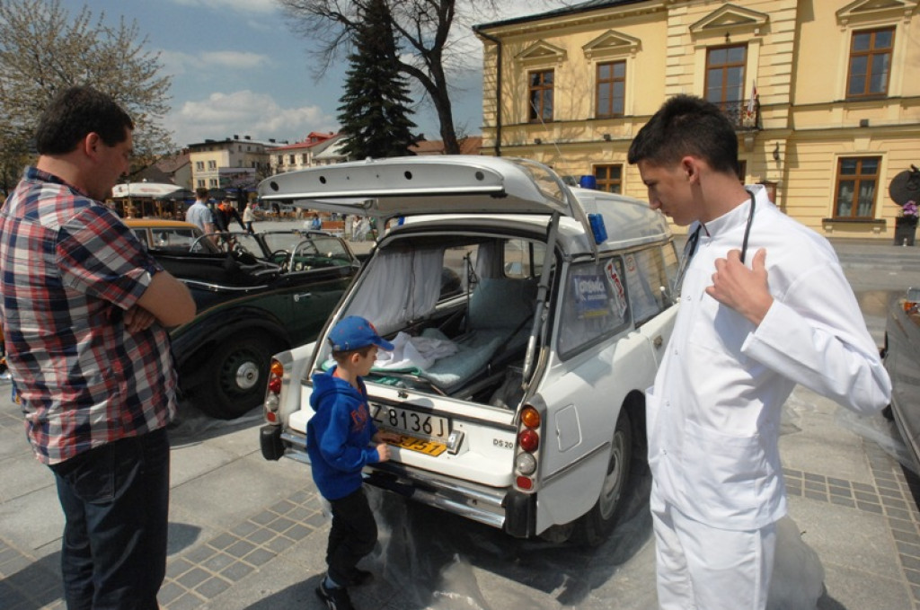 Zabytkowe samochody na nowotarskim rynku