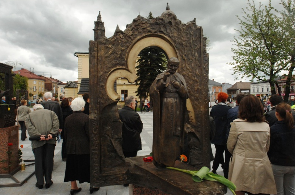 Papieskie pomniki na nowotarskim rynku