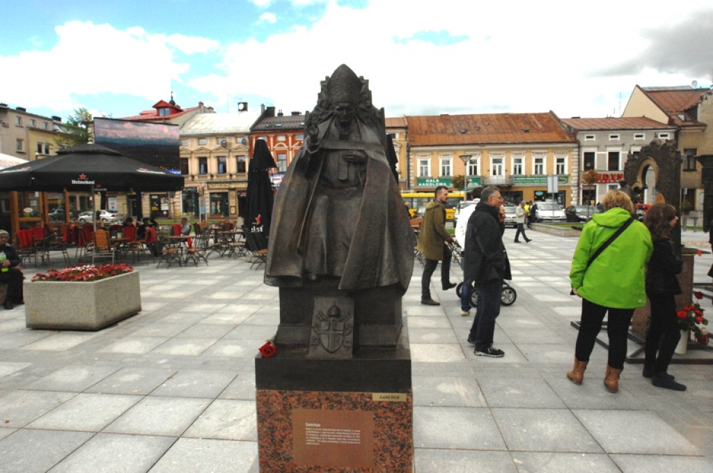 Papieskie pomniki na nowotarskim rynku
