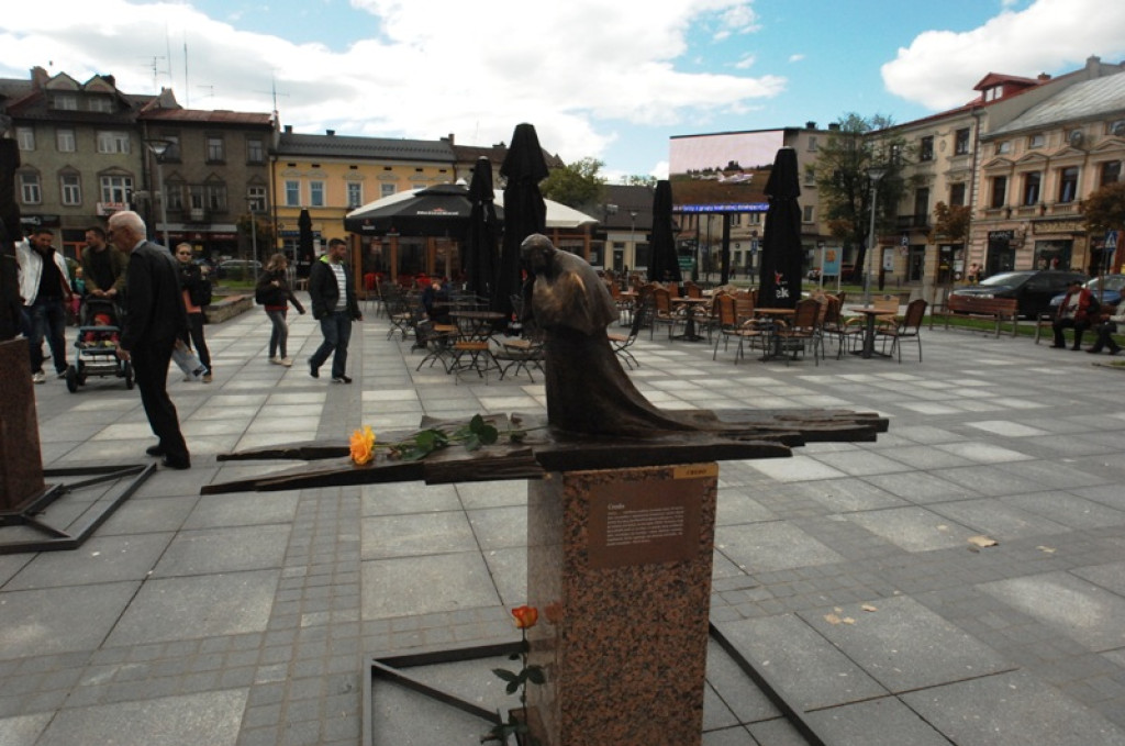Papieskie pomniki na nowotarskim rynku
