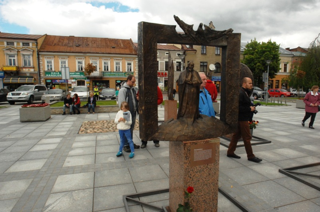 Papieskie pomniki na nowotarskim rynku