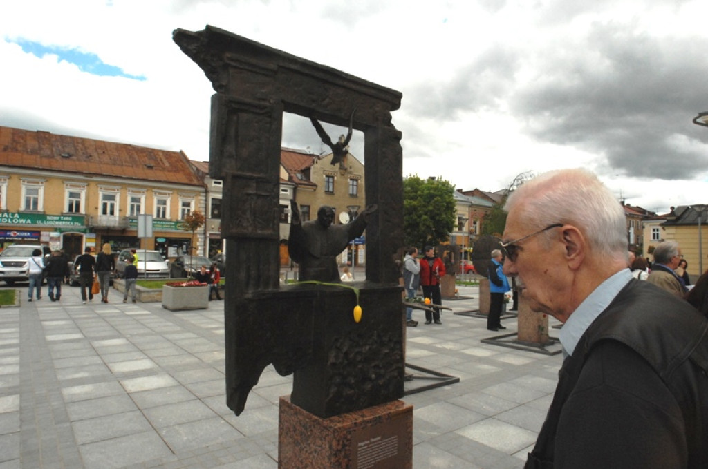 Papieskie pomniki na nowotarskim rynku