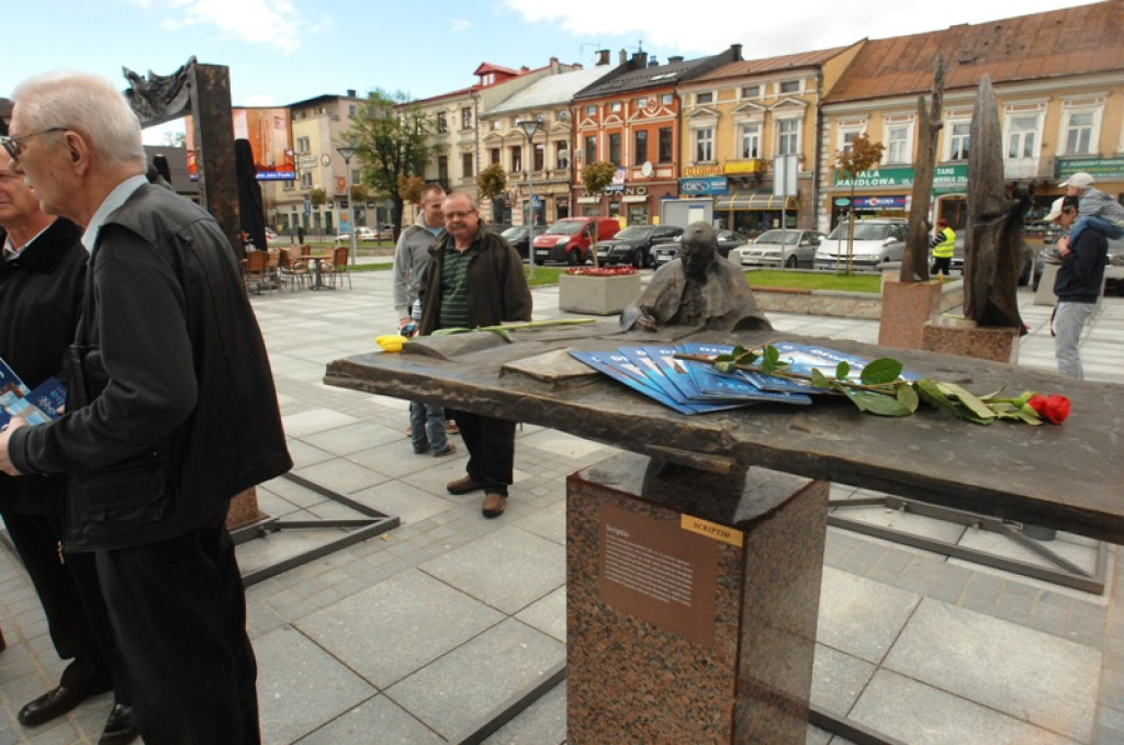Papieskie pomniki na nowotarskim rynku