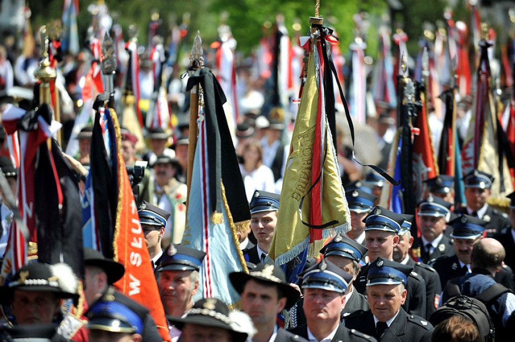 Salwy honorowe na pożegnanie ks. prałata Tadeusza Juchasa