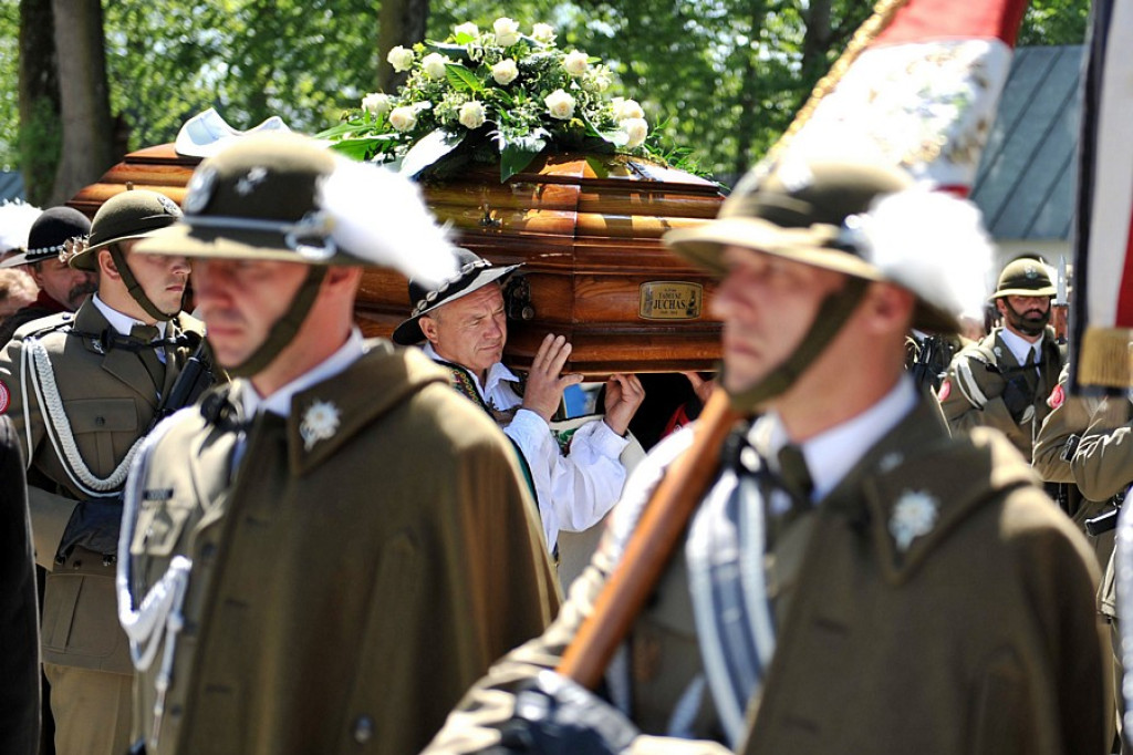 Salwy honorowe na pożegnanie ks. prałata Tadeusza Juchasa