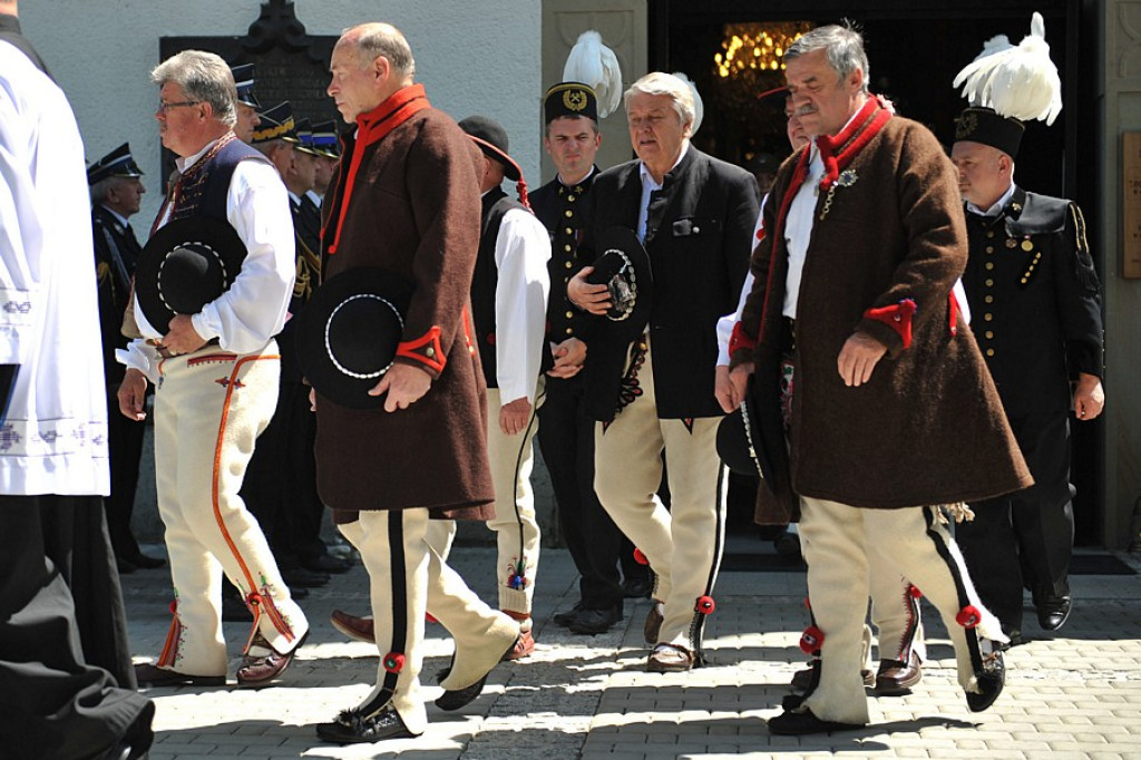 Salwy honorowe na pożegnanie ks. prałata Tadeusza Juchasa