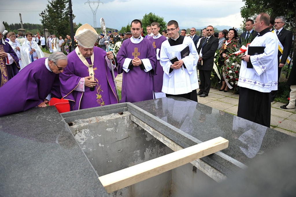 Salwy honorowe na pożegnanie ks. prałata Tadeusza Juchasa
