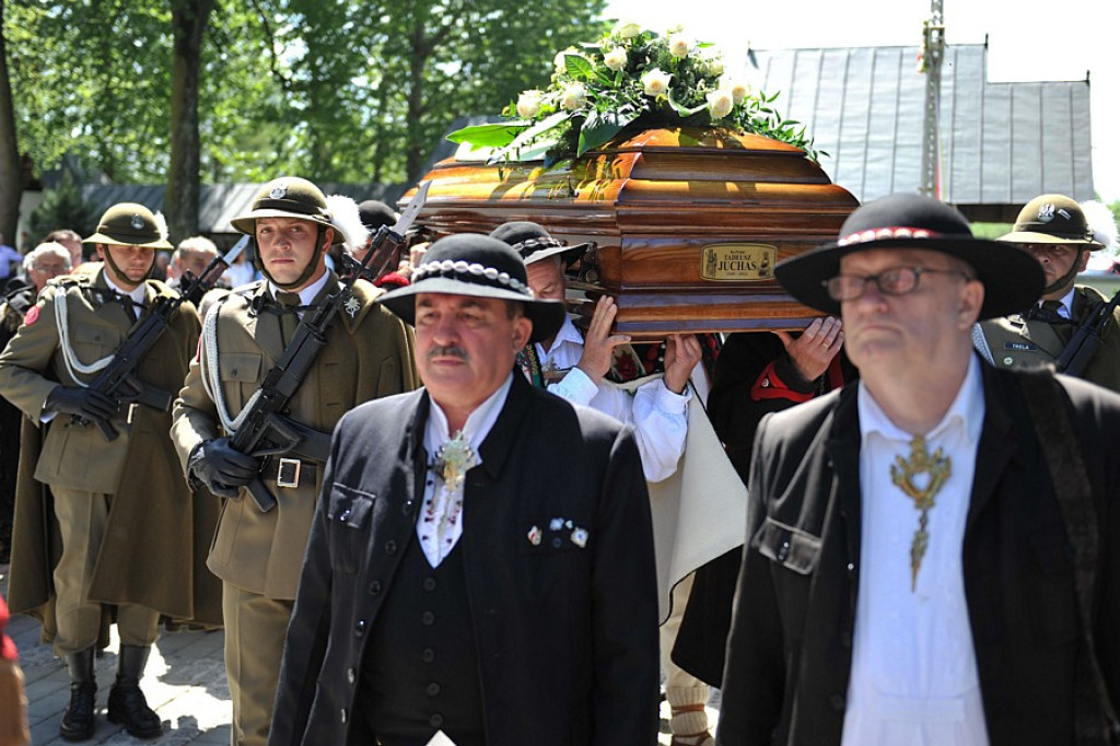 Salwy honorowe na pożegnanie ks. prałata Tadeusza Juchasa