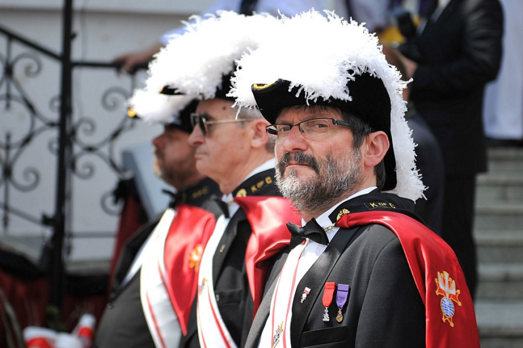 Salwy honorowe na pożegnanie ks. prałata Tadeusza Juchasa